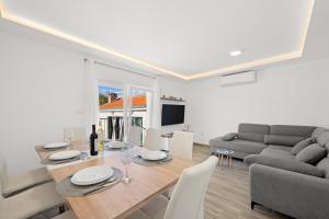 Un comedor con una mesa y un sofá. en Kuca za odmor Feniks, en Polača