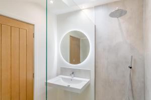 Et badeværelse på 2 Bed in Dunsop Bridge oc-w33526