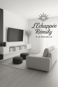 een woonkamer met een tv en een witte bank bij L'Echappée REmily - La Rochelle - proche Ile de Ré in La Rochelle