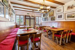 une salle à manger avec des tables et des chaises en bois dans l'établissement Hueseken, à Finnentrop