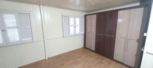an empty room with a closet and two windows at Casa próximo á Unesc em Criciúma-SC in Criciúma +2 photos