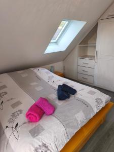 ein Schlafzimmer mit einem Bett mit rosa Handtüchern darauf in der Unterkunft L'écrin champêtre, séjour chic et cosy in Waldolwisheim + 51 Fotos