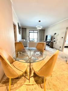 迪拜Burj Khalifa View 2 Bed Luxury Apartment的配有玻璃桌椅的餐厅