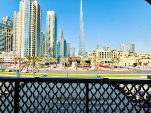迪拜Burj Khalifa View 2 Bed Luxury Apartment的俯瞰高楼林立的城市天际线