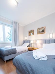 别尔斯克-比亚拉HARCERSKA 7 Pokoje Bielsko Biała的有两张床和一扇窗户的卧室