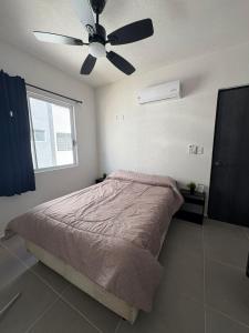Barra ViejaEscapate a Acapulco Diamante,Depa familiar equipado的一间卧室，里面有一张床和一个吊扇