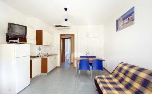 eine Küche und ein Wohnzimmer mit Tisch und Stühlen in der Unterkunft Ferienwohnung in Cupra Marittima mit Terrasse und Garten in Cupra Marittima + 16 Fotos