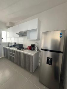 Barra ViejaEscapate a Acapulco Diamante,Depa familiar equipado的厨房配有不锈钢冰箱