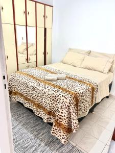 リベイラン・プレトにあるApartamentoのベッドルーム1室(ヒョウの毛布付きのベッド1台付)