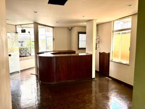 リベイラン・プレトにあるApartamentoの建物内の空ロビー(デスク付)