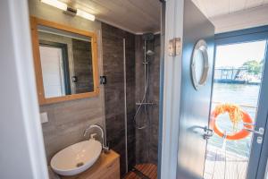 Vannituba majutusasutuses Hausboot Miami Woma D13