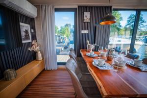 Istumisnurk majutusasutuses Hausboot Miami Woma D13 +8 fotot