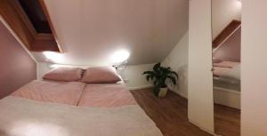 a small room with a bed and a plant at Lütt Gammelby in Gammelby