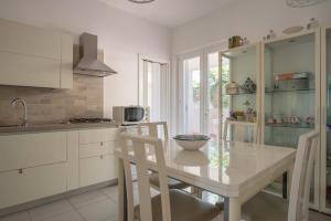 Køkken eller tekøkken på Villetta San Leone con giardino