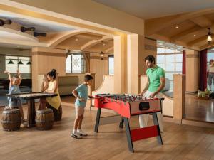 un grupo de personas jugando ajedrez en una habitación en Pullman Resort Al Marjan Island, en Ras al Khaimah
