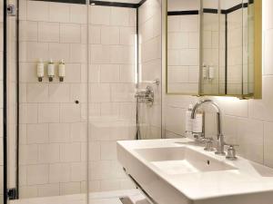 Koupelna v ubytování l'Echiquier Opéra Hotel Paris - MGallery Collection