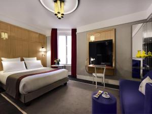 Postel nebo postele na pokoji v ubytování l'Echiquier Opéra Hotel Paris - MGallery Collection