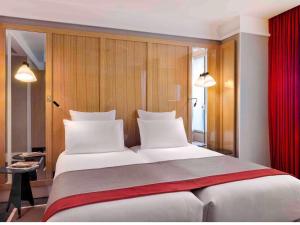 Postel nebo postele na pokoji v ubytování l'Echiquier Opéra Hotel Paris - MGallery Collection + 137 fotografií
