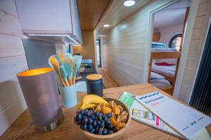 Φαγητό σε αυτό το πλωτό κατάλυμα ή κάπου εκεί κοντά +5 φωτογραφίες