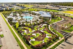 Minneola5 Bedrooms 55 Bathrooms Windsor Cay 16163Cc的带泳池的度假村的鸟瞰图