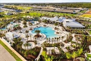 Minneola5 Bedrooms 55 Bathrooms Windsor Cay 16163Cc的带泳池的度假村的鸟瞰图 更多3张照片