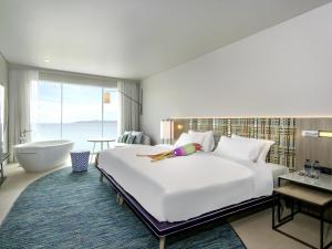 Postel nebo postele na pokoji v ubytování Veranda Resort Pattaya - MGallery Collection, Accor Hotel