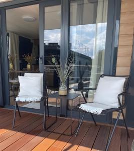 Vista general de una montaña o vista desde el barco 2 fotos más