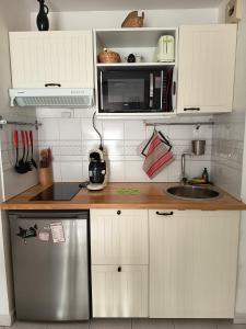 Η κουζίνα ή μικρή κουζίνα στο A 400m de la plage