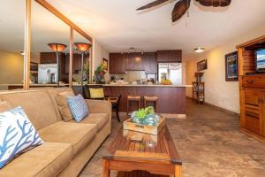 Posezení v ubytování Kaleialoha 409 · KA 409 OceanFront 1BD Condo w Ocean Views Pool