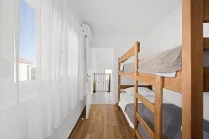 1 dormitorio con 2 literas y balcón en Kuca za odmor Feniks, en Polača 32 fotos más