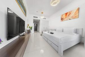 Μια τηλεόραση ή/και κέντρο ψυχαγωγίας στο StayShort - Studio in Damac Hills Sleeps 2 with Balcony +11 φωτογραφίες