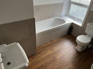 een badkamer met een bad, een toilet en een wastafel bij 4 Bed in Stokenham oc-i34021 in Stokenham +14 foto's