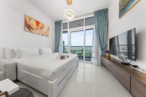 Μια τηλεόραση ή/και κέντρο ψυχαγωγίας στο StayShort - Studio in Damac Hills Sleeps 2 with Balcony