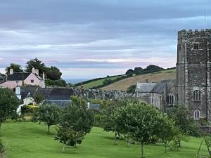 een oud kasteel met bomen in een groen veld bij 4 Bed in Stokenham oc-i34021 in Stokenham
