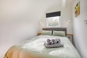 En eller flere senge i et værelse på 1 Bed in Marden oc-r33958