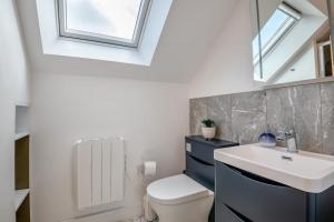 een badkamer met een wastafel, een toilet en een spiegel bij 1 Bed in Abbeydore oc-l29485 in Abbey Dore +12 foto's