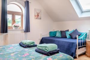 een slaapkamer met twee bedden en een raam bij 1 Bed in Abbeydore oc-l29485 in Abbey Dore
