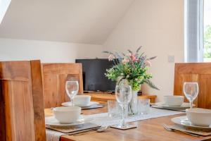 een eettafel met een vaas met bloemen erop bij 1 Bed in Abbeydore oc-l29485 in Abbey Dore