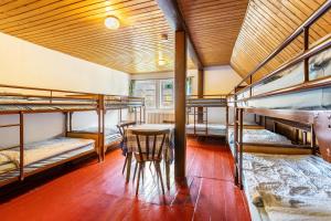 une chambre avec trois lits superposés et une table dans l'établissement Hueseken, à Finnentrop