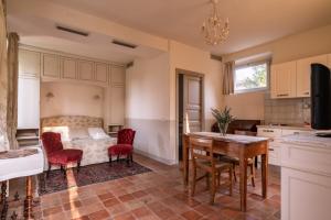 een keuken met een tafel en stoelen en een bed bij Marica in Pesaro