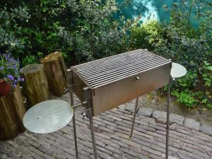 ein Picknicktisch und zwei Stühle auf einer gemauerten Terrasse in der Unterkunft Cozy holiday home in Volkel with Sauna in Volkel