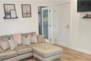 Posezení v ubytování 2 Bed cottage-Sleeps 4-Private Garden-Parking + 4 fotografie