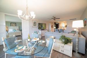 Χώρος καθιστικού στο Eldorado E104 · Spacious 1BD wPool at Kaanapali