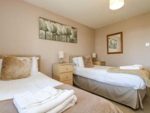 a bedroom with two beds with white sheets at Valley Lodge 61 in Callington +37 photos