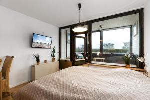 a bedroom with a bed and a large window at Marina Wendtorf Hafenblick in Wendtorf