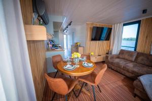Χώρος καθιστικού στο Hausboot Frigga Woma D13