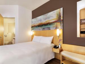 Un pat sau paturi într-o cameră la ibis Dubai One Central