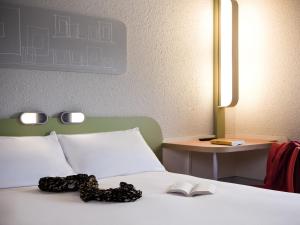 Postel nebo postele na pokoji v ubytování ibis budget Pontault Combault RN4 Marne La Vallée + 41 fotografií