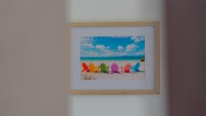 エオレにあるSunset Aparthotel Kiwi Residenceのビーチに置かれたカラフルな椅子の写真 +22枚の写真