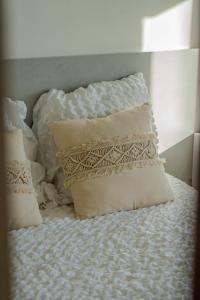 エオレにあるSunset Aparthotel Kiwi Residenceの枕が2つ置かれた白いベッド